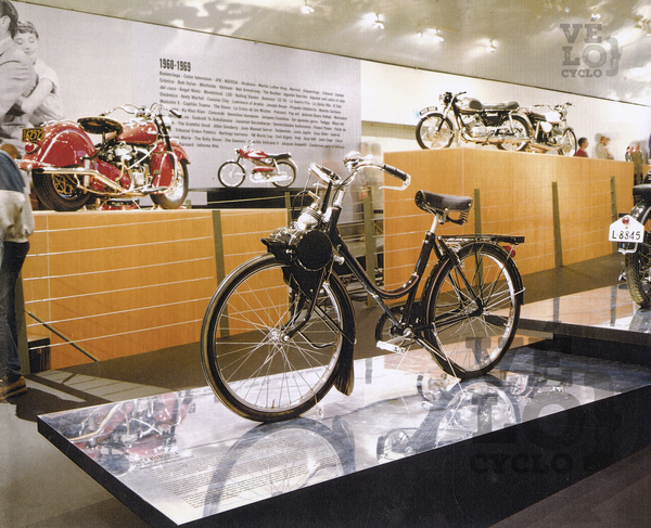 0 photo velosolex 45CC musée guggenheim copie